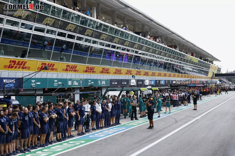 ... hält die Formel 1 vor Beginn des Fahrbetriebs beim Italien-Grand-Prix 2022 in Monza eine Schweigeminute ab, an der ... Foto zur News: ... hält die Formel 1 vor Beginn des Fahrbetriebs beim Italien-Grand-Prix 2022 in Monza eine Schweigeminute ab, an der ...
