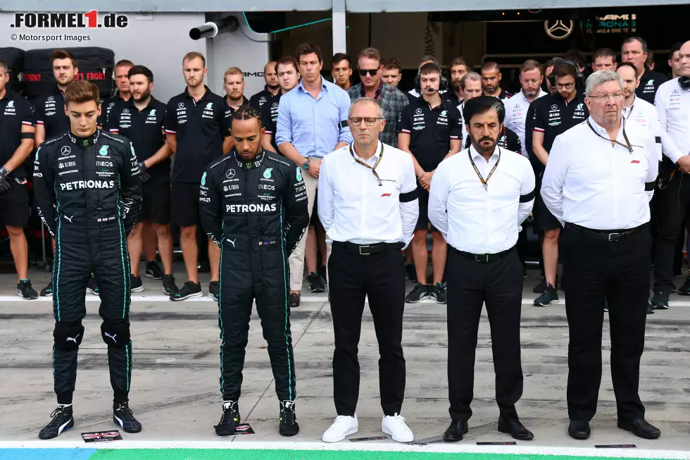 Foto zur News: ... natürlich auch die englischen Fahrer George Russell und Lewis Hamilton sowie die wichtigsten Persönlichkeiten der Formel 1 teilnehmen - Serienchef Stefano Domenicali, FIA-Präsident Mohammed bin Sulayem und Sportchef Ross Brawn, alle mit Trauerflor. Parallel dazu ...