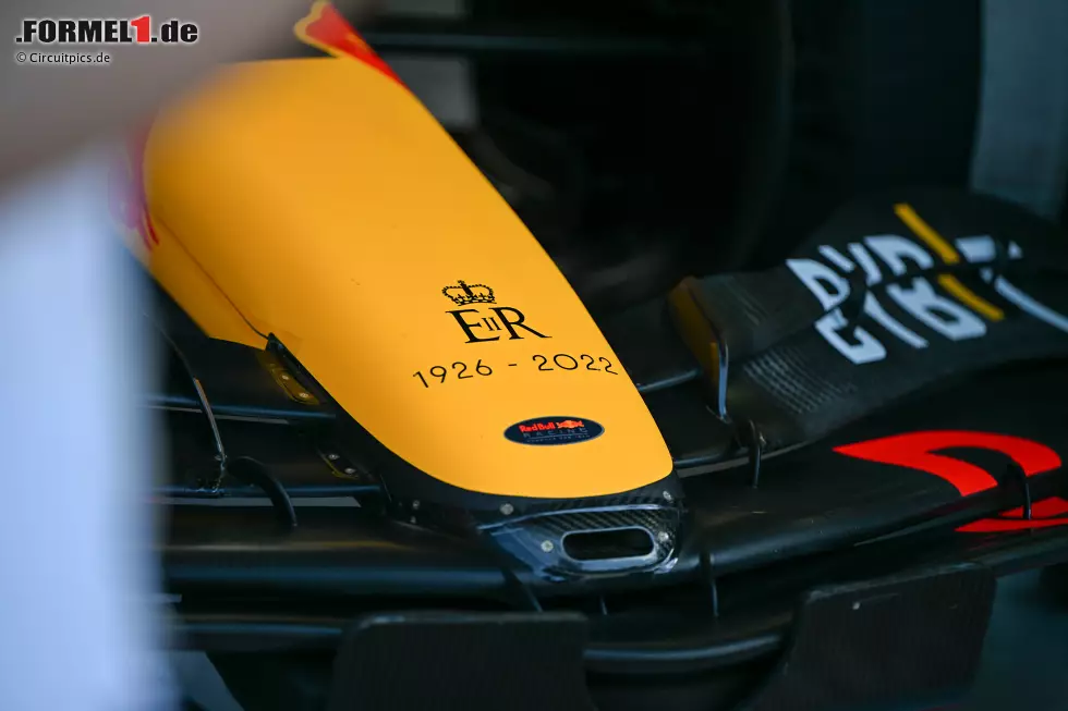 Foto zur News: Red Bull hat das königliche Emblem auf die Nase des RB18 geklebt, ganz ähnlich ...