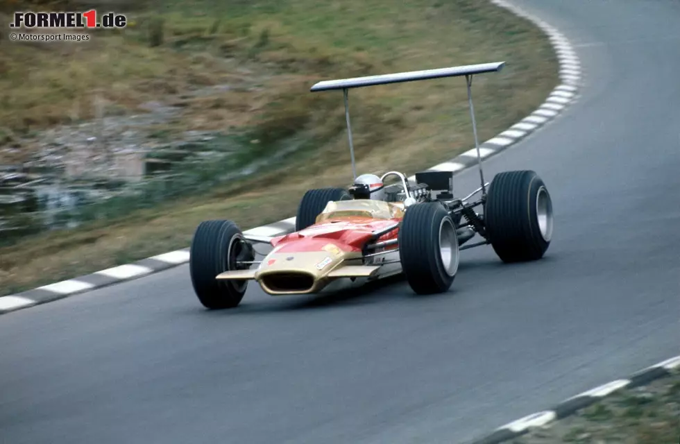 Platz 10: Mario Andretti (79 Rennen) - Der US-Amerikaner geht 1968 erstmals in der Formel 1 an den Start - zunächst allerdings nur sporadisch. Seine großen Erfolge feiert er damals noch in der Heimat, wo er 1969 unter anderem das Indy 500 gewinnt. Der große Wurf in der Königsklasse gelingt ihm erst zehn Jahre nach seinem Debüt. Foto zur News: Platz 10: Mario Andretti (79 Rennen) - Der US-Amerikaner geht 1968 erstmals in der Formel 1 an den Start - zunächst allerdings nur sporadisch. Seine großen Erfolge feiert er damals noch in der Heimat, wo er 1969 unter anderem das Indy 500 gewinnt. Der große Wurf in der Königsklasse gelingt ihm erst zehn Jahre nach seinem Debüt.