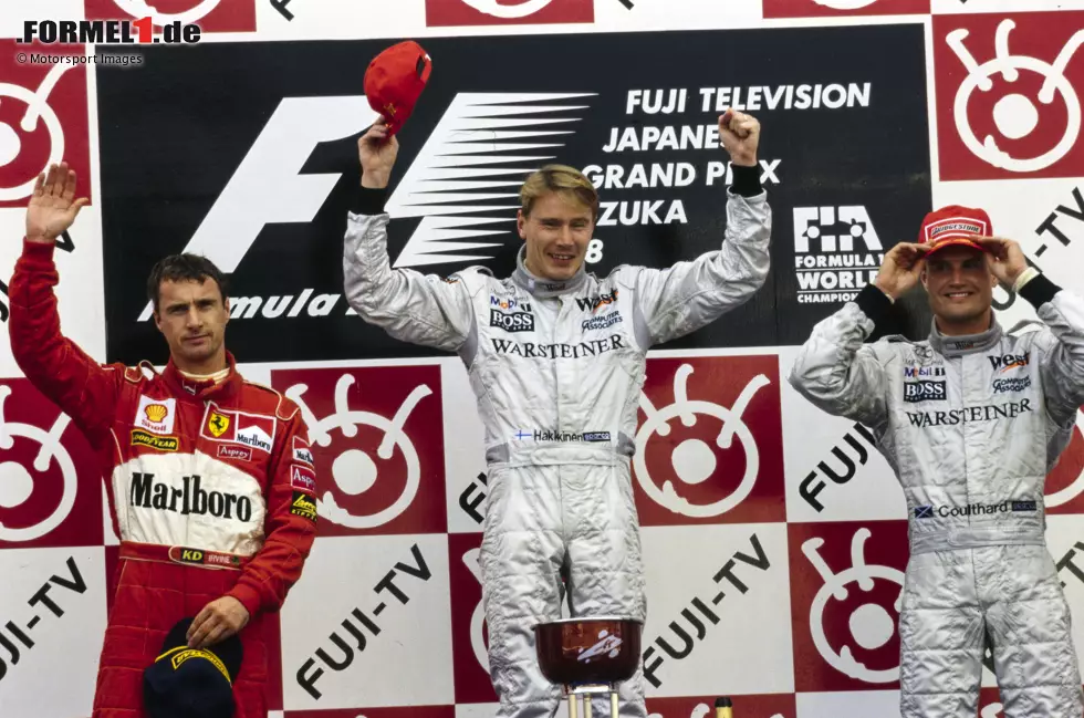 Dafür geht es nach dem Triumph in Jerez Schlag auf Schlag: 1998 wird Häkkinen mit McLaren zum ersten Mal Weltmeister, 1999 lässt er gleich einen zweiten Titel folgen. Den "Hattrick" verpasst er in der Saison 2000 nur knapp, weil Schumacher den besagten ersten Ferrari-Titel nach mehr als 20 Jahren holt. Foto zur News: Dafür geht es nach dem Triumph in Jerez Schlag auf Schlag: 1998 wird Häkkinen mit McLaren zum ersten Mal Weltmeister, 1999 lässt er gleich einen zweiten Titel folgen. Den "Hattrick" verpasst er in der Saison 2000 nur knapp, weil Schumacher den besagten ersten Ferrari-Titel nach mehr als 20 Jahren holt.