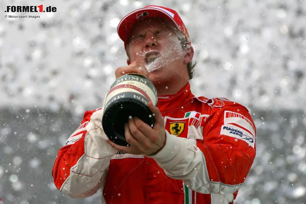 Nach einem weiteren Vizetitel 2005 wechselt er 2007 zu Ferrari, wo er als Nachfolger von Michael Schumacher direkt im ersten Anlauf Weltmeister wird. Es soll Räikkönens einziger WM-Triumph bleiben und bis heute Ferraris letzter Fahrertitel. Der Finne verabschiedet sich Ende 2021 mit 350 Rennen als Rekordstarter aus der Formel 1. Foto zur News: Nach einem weiteren Vizetitel 2005 wechselt er 2007 zu Ferrari, wo er als Nachfolger von Michael Schumacher direkt im ersten Anlauf Weltmeister wird. Es soll Räikkönens einziger WM-Triumph bleiben und bis heute Ferraris letzter Fahrertitel. Der Finne verabschiedet sich Ende 2021 mit 350 Rennen als Rekordstarter aus der Formel 1.