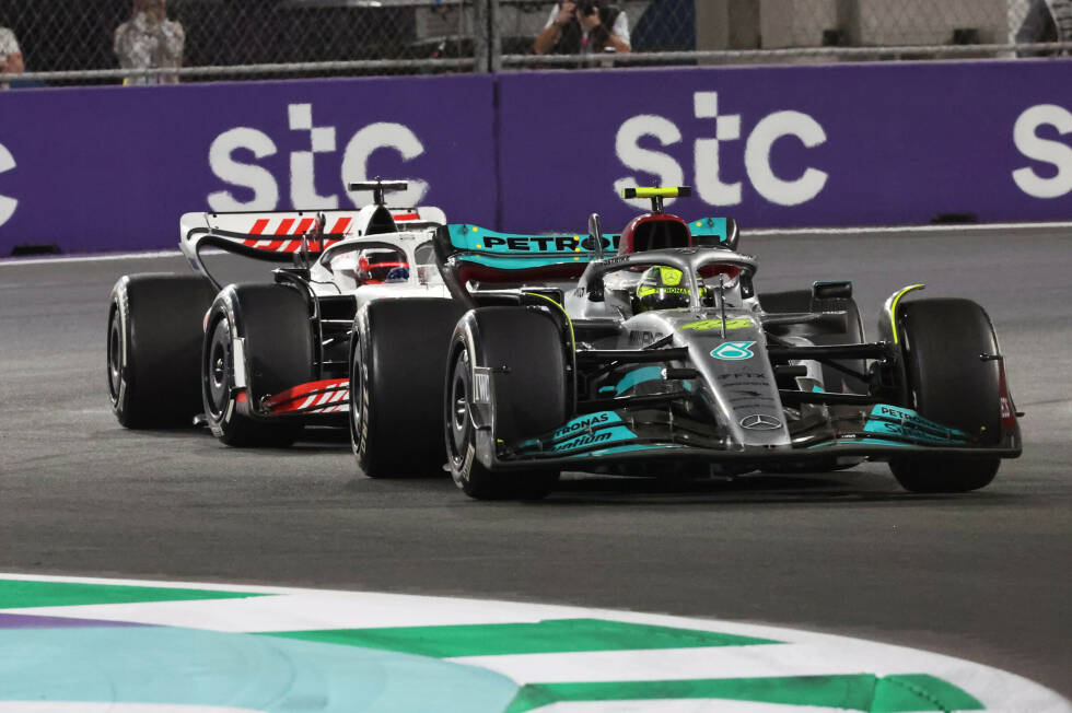 Foto zur News: Lewis Hamilton (4): Hat das Aus in Q1 durch ein experimentelles Set-up auf seine Kappe genommen. Im Rennen dann zwar Pech mit dem Safety-Car gehabt, aber eigentlich sollte im Mercedes mindestens P6 drin sein. Sehr selten, dass Hamilton das Minimalziel mal verfehlt. Das spiegelt sich dann eben auch in der Note wider.
