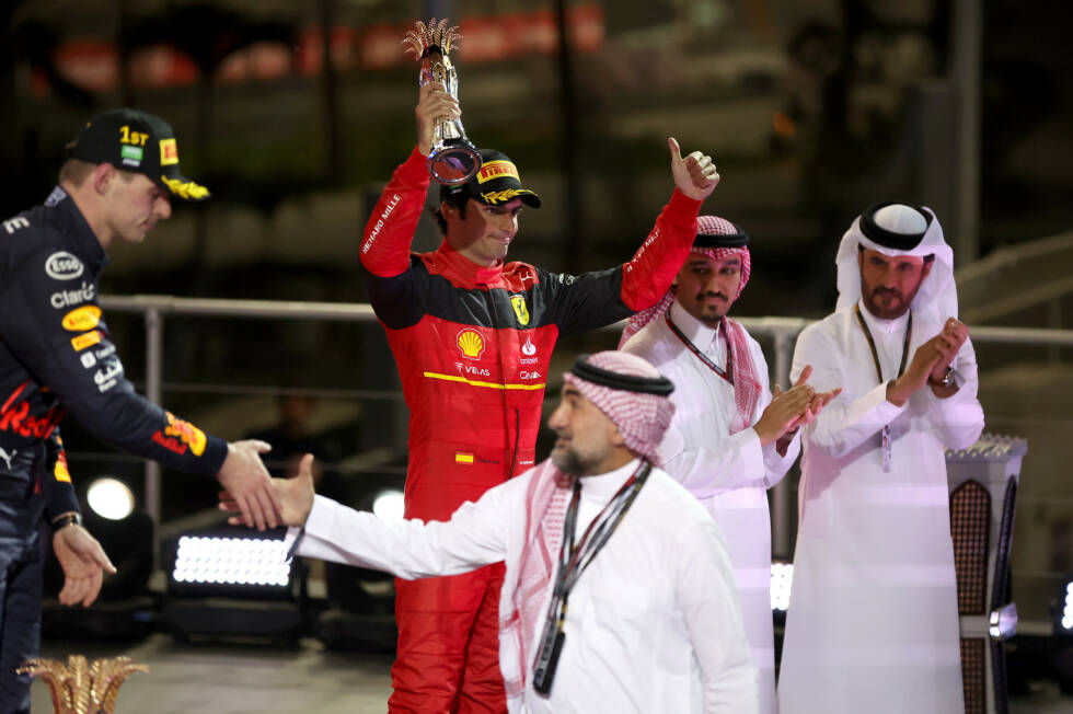 Foto zur News: Carlos Sainz (3): War mit seiner Leistung zufriedener als in Bahrain. Aber auch in Saudi-Arabien reichte es nicht, um mit dem Teamkollegen mitzuhalten. Wäre dazu ohne das Safety-Car wohl sogar nur Vierter geworden und hätte das Podium verpasst. Für eine 2 muss da im Ferrari mehr kommen.