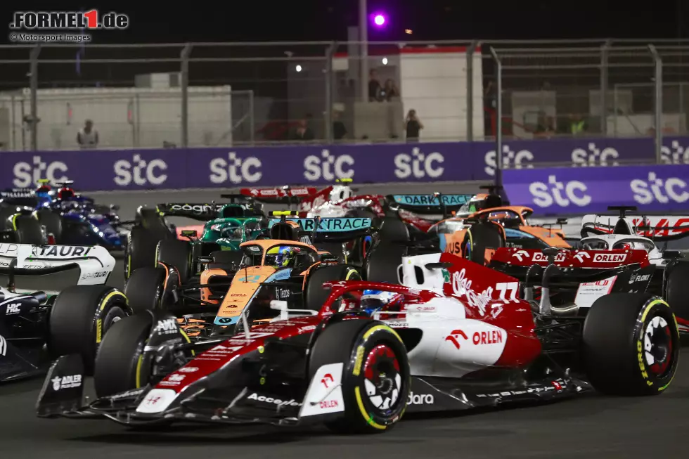 Valtteri Bottas (2): Holt aus dem Alfa Romeo aktuell raus, was drin ist. P8 im Qualifying und im Rennen lag er bei seinem unverschuldeten Ausfall wieder komfortabel in den Punkten. Wenn den Finnen momentan etwas aufhält, dann nur die Technik ... Foto zur News: Valtteri Bottas (2): Holt aus dem Alfa Romeo aktuell raus, was drin ist. P8 im Qualifying und im Rennen lag er bei seinem unverschuldeten Ausfall wieder komfortabel in den Punkten. Wenn den Finnen momentan etwas aufhält, dann nur die Technik ...