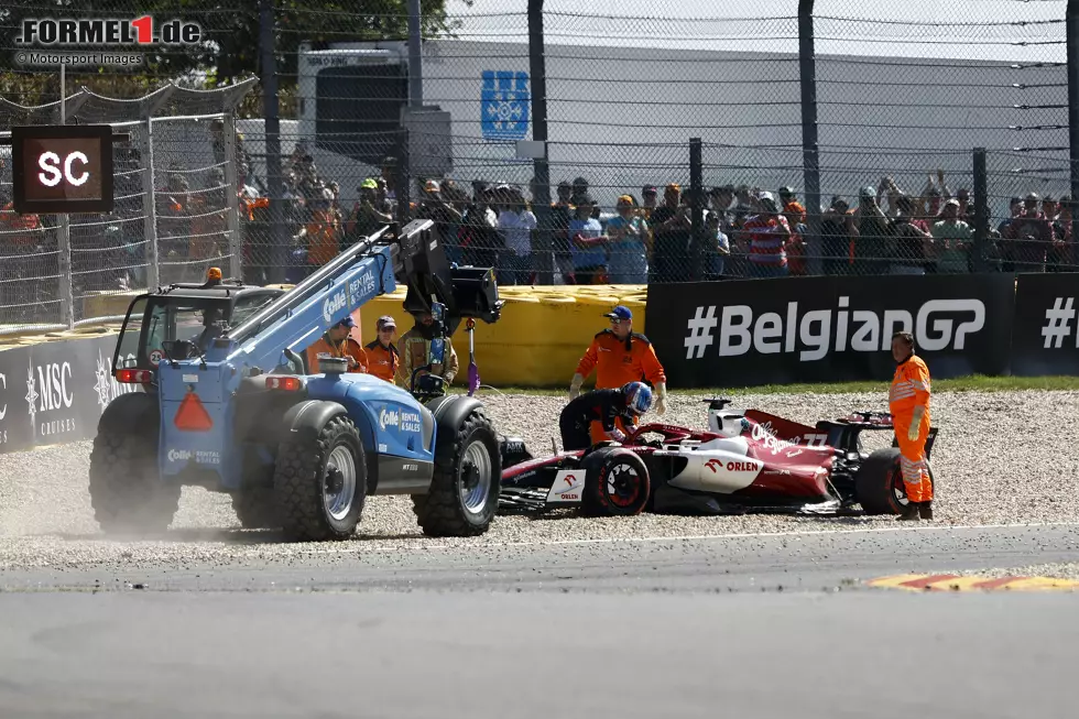 Foto zur News: Valtteri Bottas (4): Seine Bewertung ist ehrlich gesagt fast unmöglich, weil er sein Qualifying opferte, um dem Teamkollegen Windschatten zu geben. Dazu war sein Rennen (unverschuldet) früh vorbei. Faktisch können wir also eigentlich nur den Start bewerten. Und der war nicht gut.