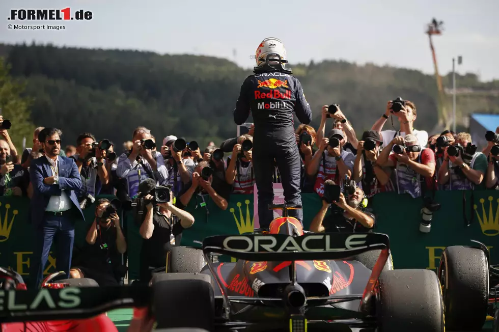 Max Verstappen (1): Eigentlich müsste man unsere Skala nach diesem Auftritt des Weltmeister erweitern. Verstappen war am ganzen Wochenende in einer komplett eigenen Liga und hätte wohl auch gewonnen, wenn er dem Feld aus der Box hinterhergefahren wäre. Eine 1 mit ganz vielen Sternchen! Foto zur News: Max Verstappen (1): Eigentlich müsste man unsere Skala nach diesem Auftritt des Weltmeister erweitern. Verstappen war am ganzen Wochenende in einer komplett eigenen Liga und hätte wohl auch gewonnen, wenn er dem Feld aus der Box hinterhergefahren wäre. Eine 1 mit ganz vielen Sternchen!