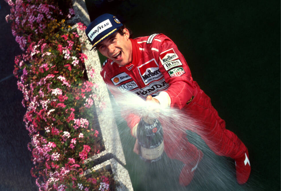 Foto zur News: Ayrton Senna - Prosts großer Rivale holt für McLaren ebenfalls zwei Titel in Folge. 1990 und 1991 triumphiert er für das Team von Ron Dennis. Und hätte ihm Teamkollege Prost 1989 keinen Strich durch die Rechnung gemacht, hätten es nach Sennas erstem Titel 1988 sogar vier Titel in Folge sein können ...