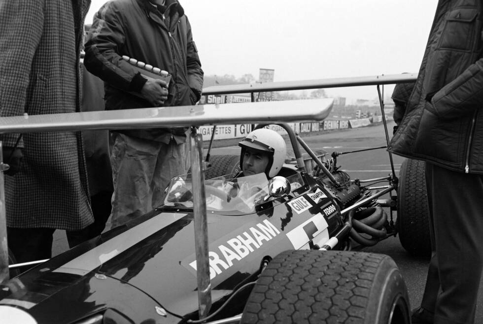 Foto zur News: Jack Brabham - Der bekannteste WM-Titel von &quot;Black Jack&quot; kommt erst im Jahr 1966. Damals schafft er es als erster und bis heute einziger Formel-1-Fahrer, in einem selbst konstruierten Auto Weltmeister zu werden. Seine ersten beiden Titel holt er allerdings bereits in den Jahren 1959 und 1960 für Cooper.