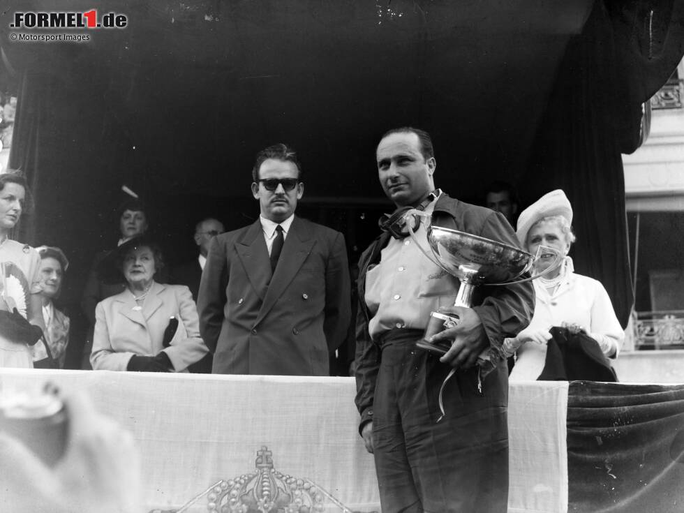 Foto zur News: Juan Manuel Fangio - Muss er Ascari nach seinem ersten Titel 1951 noch zweimal den Vortritt lassen, beginnt ab 1954 die Fangio-Ära. Der Argentinier verteidigt seinen Titel anschließend nicht nur einmal sondern holt bis 1957 satte vier Titel in Serie! Dieser Lauf soll erst fast 50 Jahre später von Michael Schumacher übertroffen werden.