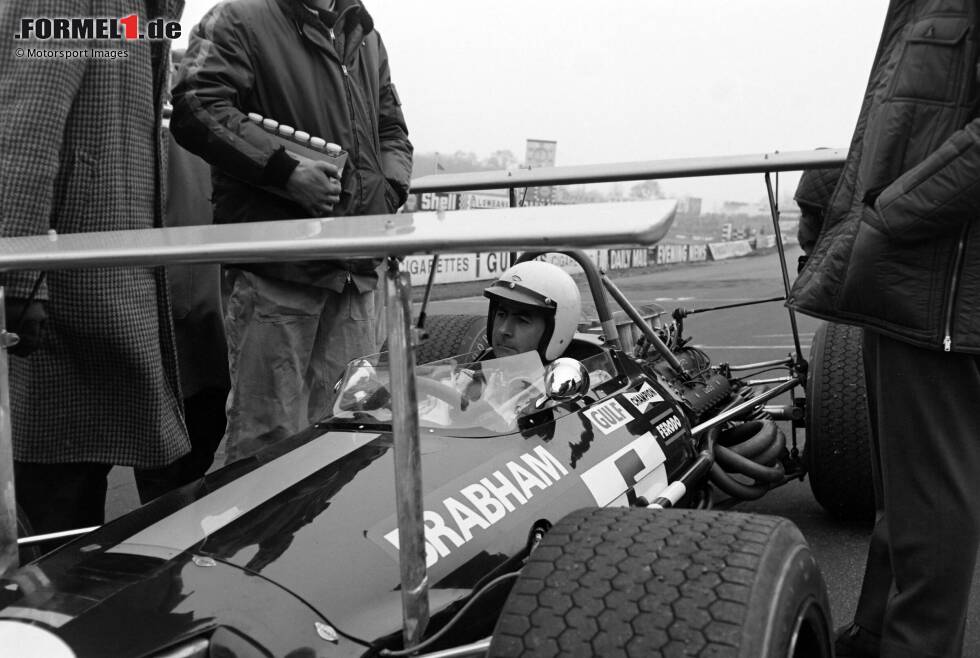 Foto zur News: Jack Brabham - Der bekannteste WM-Titel von &quot;Black Jack&quot; kommt erst im Jahr 1966. Damals schafft er es als erster und bis heute einziger Formel-1-Fahrer, in einem selbst konstruierten Auto Weltmeister zu werden. Seine ersten beiden Titel holt er allerdings bereits in den Jahren 1959 und 1960 für Cooper.