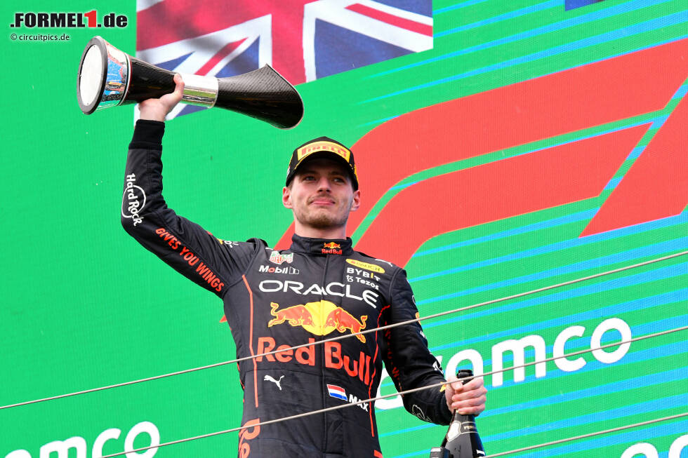 Max Verstappen ist auf dem besten Weg, 2022 zum zweiten Mal in Folge Formel-1-Weltmeister zu werden. Tatsächlich haben es in der Geschichte der Königsklasse vor ihm lediglich zehn Fahrer geschafft, ihren WM-Titel mindestens einmal erfolgreich zu verteidigen. Wir liefern einen Überblick! Max Verstappen ist auf dem besten Weg, 2022 zum zweiten Mal in Folge Formel-1-Weltmeister zu werden. Tatsächlich haben es in der Geschichte der Königsklasse vor ihm lediglich zehn Fahrer geschafft, ihren WM-Titel mindestens einmal erfolgreich zu verteidigen. Wir liefern einen Überblick!