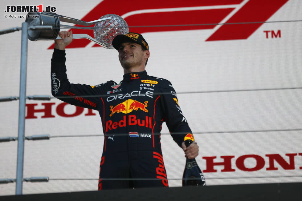 Max Verstappen ist 2022 zum zweiten Mal in Folge Formel-1-Weltmeister geworden. Tatsächlich haben es in der Geschichte der Königsklasse vor ihm lediglich zehn Fahrer geschafft, ihren WM-Titel mindestens einmal erfolgreich zu verteidigen. Wir liefern einen Überblick! Max Verstappen ist 2022 zum zweiten Mal in Folge Formel-1-Weltmeister geworden. Tatsächlich haben es in der Geschichte der Königsklasse vor ihm lediglich zehn Fahrer geschafft, ihren WM-Titel mindestens einmal erfolgreich zu verteidigen. Wir liefern einen Überblick!