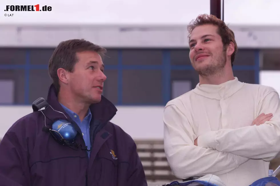 Blöd nur, dass Villeneuve da gerade mit Manager und BAR-Boss Craig Pollock am Tisch sitzt. "Wäre Craig nicht dort gewesen, hätte ich ein längeres Gespräch gehabt, und Adrian hätte mich vermutlich überzeugen können", glaubt Villeneuve. Stattdessen kommt es nie zu ernsthaften Verhandlungen und Villeneuve fährt 1999 mit BAR hinterher ... Foto zur News: Blöd nur, dass Villeneuve da gerade mit Manager und BAR-Boss Craig Pollock am Tisch sitzt. "Wäre Craig nicht dort gewesen, hätte ich ein längeres Gespräch gehabt, und Adrian hätte mich vermutlich überzeugen können", glaubt Villeneuve. Stattdessen kommt es nie zu ernsthaften Verhandlungen und Villeneuve fährt 1999 mit BAR hinterher ...