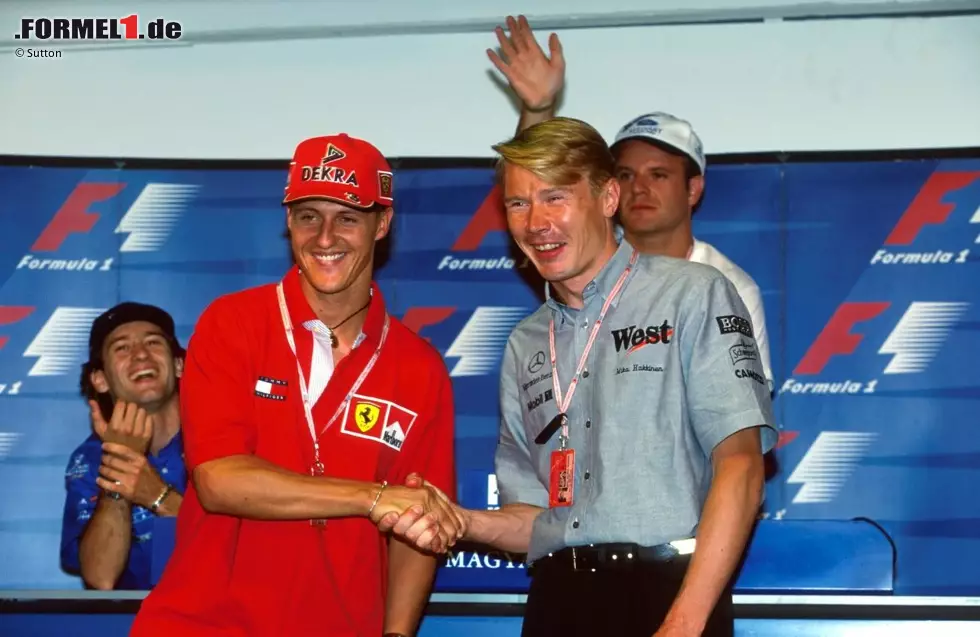 Michael Schumacher (McLaren): Zwischen 2000 und 2004 legt "Schumi" mit Ferrari einen einmaligen Lauf mit fünf WM-Titeln in Folge hin. Doch dazu kommt es fast nie! Denn 1998 wechselt Ex-Mercedes-Junior Schumacher nach nur zwei Ferrari-Jahren um ein Haar zu McLaren. Das verrät der damalige Mercedes-Motorsportchef Norbert Haug. Foto zur News: Michael Schumacher (McLaren): Zwischen 2000 und 2004 legt "Schumi" mit Ferrari einen einmaligen Lauf mit fünf WM-Titeln in Folge hin. Doch dazu kommt es fast nie! Denn 1998 wechselt Ex-Mercedes-Junior Schumacher nach nur zwei Ferrari-Jahren um ein Haar zu McLaren. Das verrät der damalige Mercedes-Motorsportchef Norbert Haug.