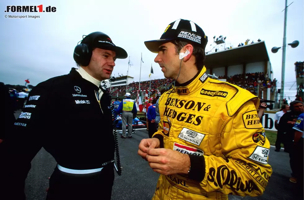 Foto zur News: Doch die Verhandlungen laufen nicht wie erhofft. Gegenüber &#039;auto motor und sport&#039; berichtet Hill: &quot;[Ron Dennis] hat mir keinen attraktiven Vorschlag gemacht, das war eher eine Beleidigung.&quot; Pech für Hill, denn McLaren gewinnt mit Mika Häkkinen 1998 und 1999 jeweils den WM-Titel, während Hill seine Karriere bei Jordan ausklingen lässt.
