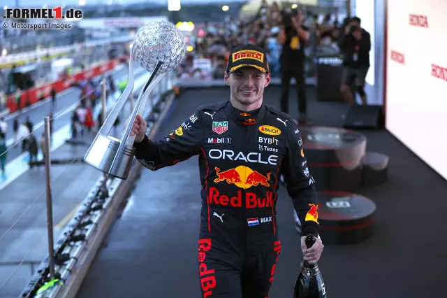 Foto zur News: Max Verstappen (2022): Der Niederländer startet als amtierender Champion in die Saison - und scheidet in zwei der ersten drei Rennen aus. Auch gleich beim Auftakt in Bahrain sieht er die Zielflagge nicht. Am Ende des Jahres stellt er mit 15 Saisonsiegen dennoch einen neuen Rekord auf und wird so natürlich auch zum zweiten Mal Weltmeister.