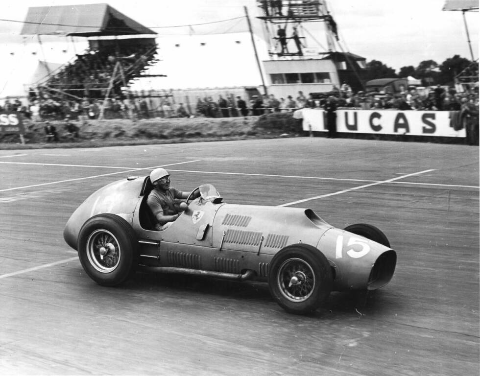 Foto zur News: Alberto Ascari (1952): Der erste Fall in der Geschichte ist gleich ein kleiner Sonderfall. Denn der Italiener tritt zum ersten Rennen in der Schweiz gar nicht an! Beim Indy 500, das damals zur WM zählt, fällt er beim zweiten Saisonlauf auch noch aus. Die restlichen sechs Rennen gewinnt Ascari aber allesamt, was locker zum Titel reicht.