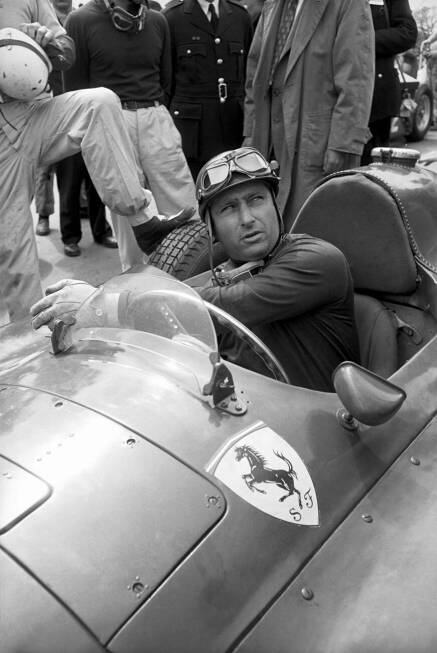 Foto zur News: Sonderfall - Juan Manuel Fangio (1956): Der Argentinier taucht trotz eines Ausfalls beim Auftakt 1956 nicht in unserer regulären Liste auf. Warum? Weil er zwar ausscheidet, anschließend aber das Auto von Luigi Musso übernimmt, was damals erlaubt ist. So scheidet Fangio aus, gewinnt das Rennen aber gleichzeitig auch und punktet damit.