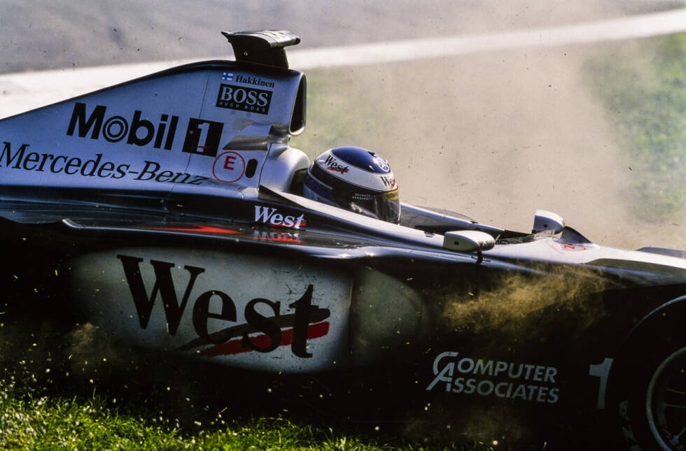 Foto zur News: Mika Häkkinen (1999): Streichresultate gibt es 1999 nicht mehr, doch trotzdem wird der Finne am Ende mit fünf Ausfällen in 16 Rennen Weltmeister! Dabei profitiert er unter anderem davon, dass sich sein großer Rivale Michael Schumacher Mitte des Jahres verletzt. Den Titel holt er schließlich mit zwei Punkten Vorsprung vor Eddie Irvine.