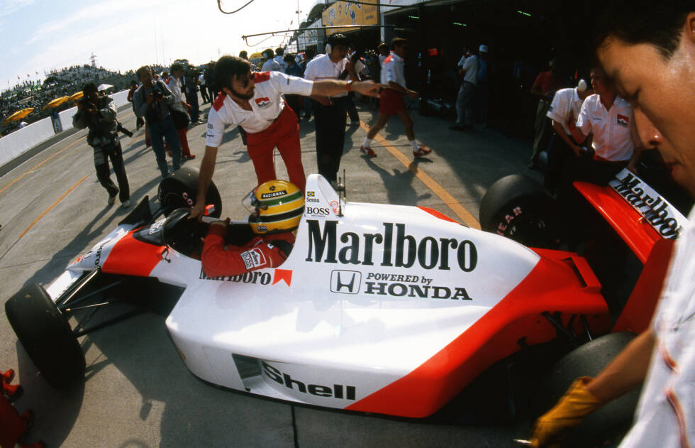 Foto zur News: Ayrton Senna (1988): Das erste seiner drei WM-Jahre beginnt mit einer Disqualifikation! Der Brasilianer steht bei seinem Heimrennen auf Pole, doch in der Aufwärmrunde geht sein Auto kaputt. Senna nimmt das Rennen mit dem Ersatzwagen auf, doch das ist verboten. Auch er gewinnt den Titel am Ende dank der Streichresultate.