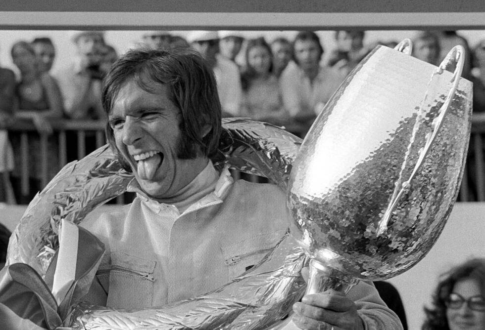 Foto zur News: Emerson Fittipaldi (1972): Der Brasilianer erwischt keinen guten Start in sein erstes WM-Jahr. Beim Auftakt in Argentinien scheidet er aus. Dafür fährt er in acht der folgenden neun Rennen aufs Podium und sichert sich den Titel so bereits zwei Rennen vor Schluss. Und apropos Fittipaldi ...