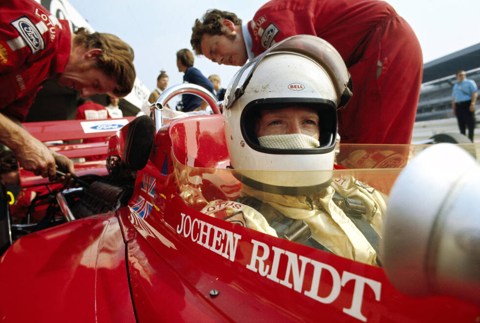 Foto zur News: Jochen Rindt (1970): Historisch wird es auch 1970 wieder, als Rindt am Ende des Jahres als bislang einziger Fahrer in der Formel-1-Geschichte posthum Weltmeister wird. Dabei scheidet er zu Beginn des Jahres in drei der ersten vier Rennen aus, unter anderem beim Auftakt in Südafrika. Vier Siege in Serie sichern ihm danach aber den Titel.