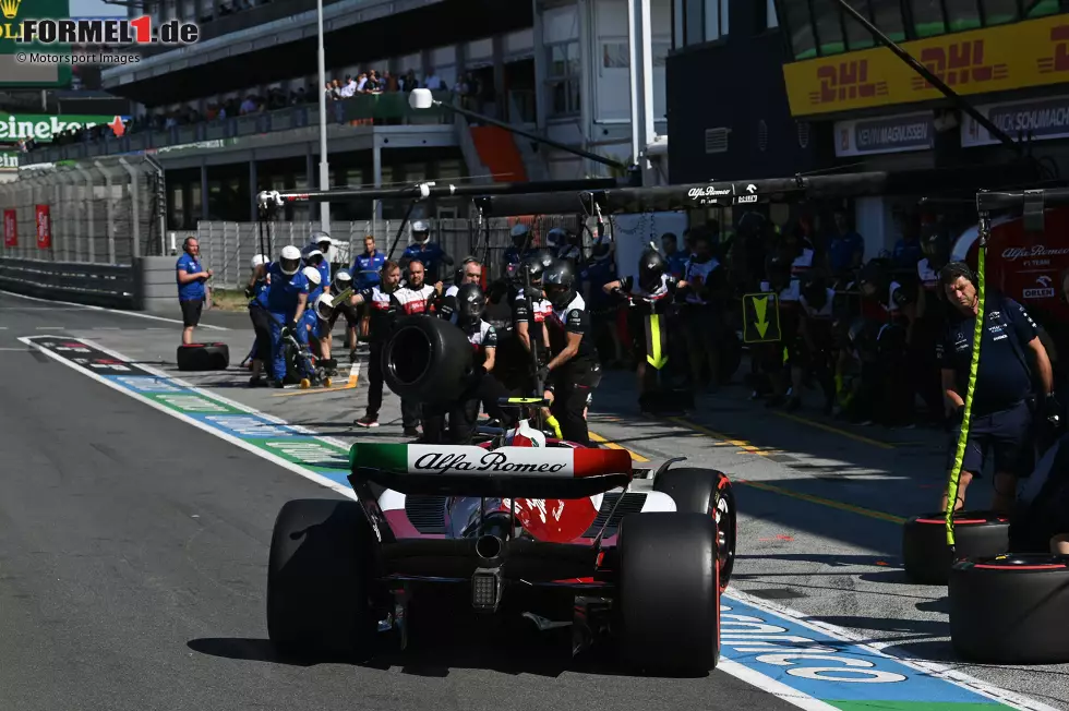 Foto zur News: Guanyu Zhou (4): Schaffte es im Qualifying immerhin in Q2, doch im Rennen ging es dann nach hinten, was auch mit der Fünf-Sekunden-Strafe zusammenhing, die er sich für zu schnelles Fahren in der Boxengasse einhandelte. Am Ende waren nur Ricciardo und Latifi langsamer. Etwas mehr wäre da schon möglich gewesen.