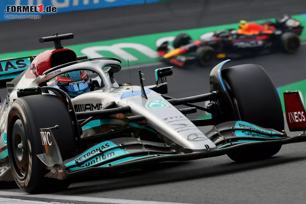 George Russell (2): Eigentlich etwas langsamer als Hamilton, dafür aber mit dem richtigen Riecher bei der Strategie. Sein Wechsel auf weiche Reifen mag dem Team nicht geholfen haben - ihm selbst aber schon. Eine 1 gibt es aber nicht, weil er - anders als Hamilton - nie ein echter Siegkandidat war. Foto zur News: George Russell (2): Eigentlich etwas langsamer als Hamilton, dafür aber mit dem richtigen Riecher bei der Strategie. Sein Wechsel auf weiche Reifen mag dem Team nicht geholfen haben - ihm selbst aber schon. Eine 1 gibt es aber nicht, weil er - anders als Hamilton - nie ein echter Siegkandidat war.