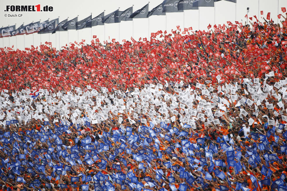 Foto zur News: Fans bilden die niederländischen Farben in einer auf einer Tribüne