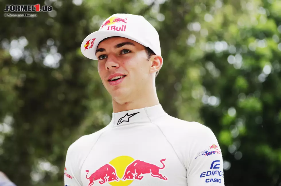 Nur ein Jahr später als Ocon steigt Pierre Gasly in die Formel 1 auf. Auch er wird mitten in der Saison hochgezogen: Erst ersetzt er Daniil Kwjat, dann Carlos Sainz. Bei seinem Debütrennen, dem Grand Prix von Malaysia 2017, belegt Gasly den 14. Platz. Foto zur News: Nur ein Jahr später als Ocon steigt Pierre Gasly in die Formel 1 auf. Auch er wird mitten in der Saison hochgezogen: Erst ersetzt er Daniil Kwjat, dann Carlos Sainz. Bei seinem Debütrennen, dem Grand Prix von Malaysia 2017, belegt Gasly den 14. Platz.