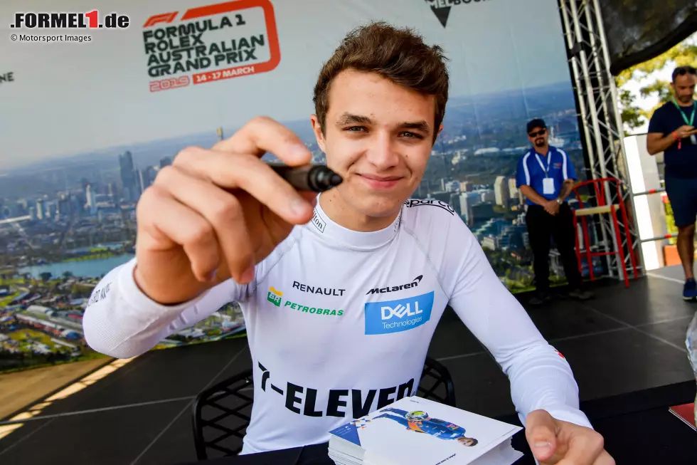 Foto zur News: Lando Norris mischt seit 2019 die Formel 1 auf. Beim Saisonauftakt in Australien sind dem Briten mit McLaren noch keine Punkte vergönnt. Er wird Zwölfter. Doch schon beim nächsten Rennen in Bahrain gelingt ihm ein starker sechster Platz.