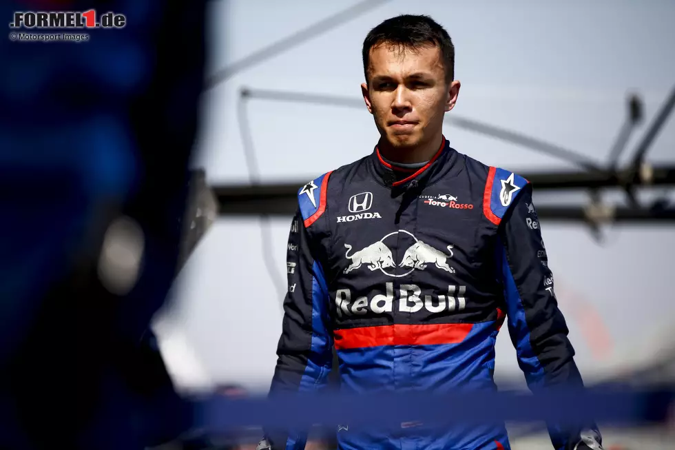 Foto zur News: Alexander Albon wird 2019 zum ersten thailändischen Formel-1-Fahrer seit Prinz Bira (1950-54). Er startet mit Toro Rosso und beendet sein erstes Rennen in Australien auf Platz 14. Noch im Verlauf der Saison wird er zu Red Bull befördert.