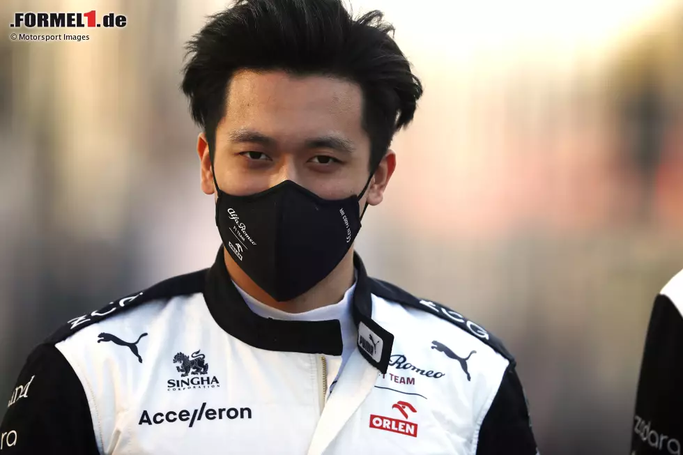 Guanyu Zhou fährt 2022 seine Rookie-Saison in der Formel 1 und ist der erste Chinese in der Königsklasse. Schon im ersten Rennen, dem Grand Prix von Bahrain, sichert er sich mit Alfa Romeo auf Platz zehn einen Punkt. Foto zur News: Guanyu Zhou fährt 2022 seine Rookie-Saison in der Formel 1 und ist der erste Chinese in der Königsklasse. Schon im ersten Rennen, dem Grand Prix von Bahrain, sichert er sich mit Alfa Romeo auf Platz zehn einen Punkt.
