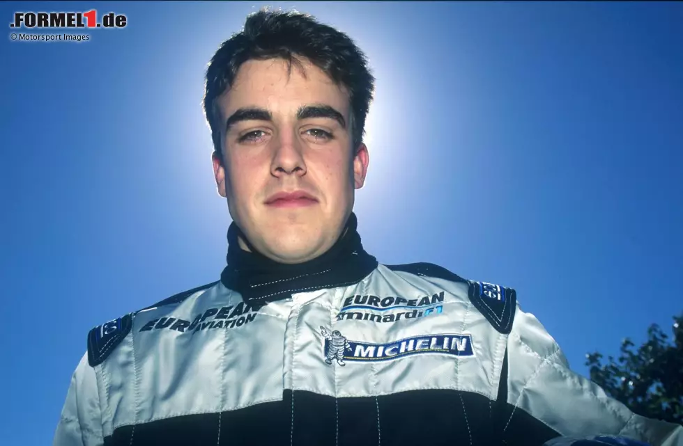 Als dienstältesteter Formel-1-Pilot blickt Fernando Alonso bereits auf 19 Jahre in der Königsklasse zurück. Der Spanier debütiert 2001 mit Minardi in Australien und wird beim Auftaktrennen Zwölfter. Foto zur News: Als dienstältesteter Formel-1-Pilot blickt Fernando Alonso bereits auf 19 Jahre in der Königsklasse zurück. Der Spanier debütiert 2001 mit Minardi in Australien und wird beim Auftaktrennen Zwölfter.