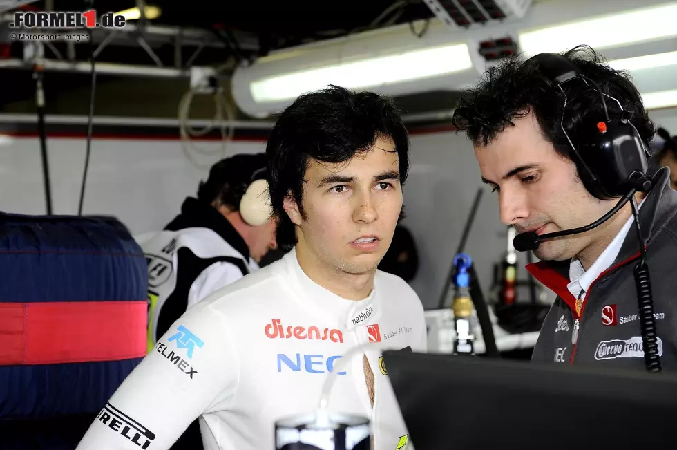 Etwas länger ist Sergio Perez' Einstieg in die Königsklasse her. Der Mexikaner debütiert beim Grand Prix von Australien 2011 und tritt für Sauber an. Er fährt auf Platz sieben, wird aber wegen eines illegalen Heckflügels nachträglich disqualifiziert. Foto zur News: Etwas länger ist Sergio Perez' Einstieg in die Königsklasse her. Der Mexikaner debütiert beim Grand Prix von Australien 2011 und tritt für Sauber an. Er fährt auf Platz sieben, wird aber wegen eines illegalen Heckflügels nachträglich disqualifiziert.