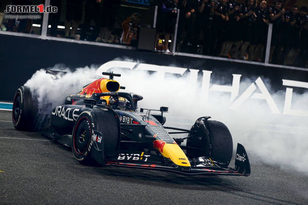 #1: Max Verstappens Nummer ist eigentlich die 33. Als Weltmeister hat er jedoch als einziger Fahrer die Option, mit der 1 zu fahren - und tut das auch 2023 wieder. "Solange ich Weltmeister bin, werde ich jedes einzelne Jahr mit der Nummer 1 fahren", betont der Niederländer. #1: Max Verstappens Nummer ist eigentlich die 33. Als Weltmeister hat er jedoch als einziger Fahrer die Option, mit der 1 zu fahren - und tut das auch 2023 wieder. "Solange ich Weltmeister bin, werde ich jedes einzelne Jahr mit der Nummer 1 fahren", betont der Niederländer.