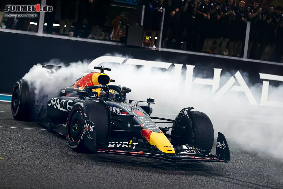 Foto zur News: #1: Max Verstappens Nummer ist eigentlich die 33. Als Weltmeister hat er jedoch als einziger Fahrer die Option, mit der 1 zu fahren - und tut das auch 2024 wieder. &quot;Solange ich Weltmeister bin, werde ich jedes einzelne Jahr mit der Nummer 1 fahren&quot;, betont der Niederländer.