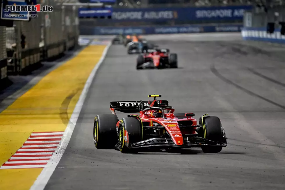 Singapur:
In der Anfangsphase des Rennens war die Scuderia mit Sainz und Leclerc auf den Plätzen 1 und 2, ehe ein Safety-Car durch einen Unfall von Logan Sargeant herauskam. Ferrari musste beide zum Reifenwechsel hereinholen, wobei der Doppelstopp bedeutete, dass ... Foto zur News: Singapur:
In der Anfangsphase des Rennens war die Scuderia mit Sainz und Leclerc auf den Plätzen 1 und 2, ehe ein Safety-Car durch einen Unfall von Logan Sargeant herauskam. Ferrari musste beide zum Reifenwechsel hereinholen, wobei der Doppelstopp bedeutete, dass ...