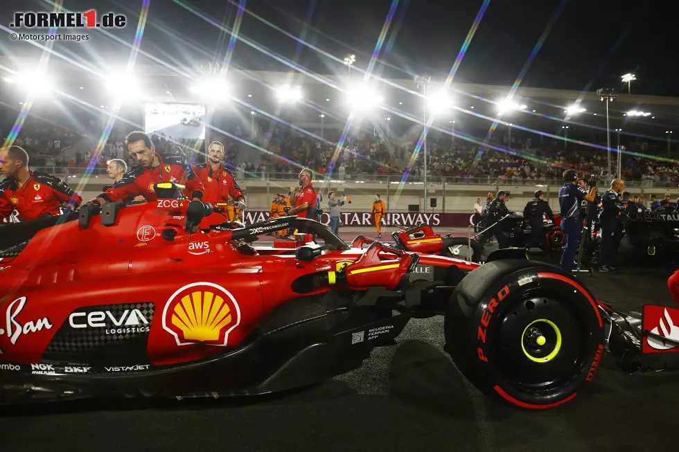Katar:
Bereits im Sprintrennen hat sich Ferrari mit den Soft-Reifen verzockt, die nicht funktioniert haben, doch im Rennen - oder besser vor dem Rennen - kam es für Sainz noch dicker: Problem am Benzinsystem, DNS. Leclerc wurde Fünfter, von Startplatz 12 wäre für Sainz P7 drin gewesen.
Eingebüßte Punkte: 10 Foto zur News: Katar:
Bereits im Sprintrennen hat sich Ferrari mit den Soft-Reifen verzockt, die nicht funktioniert haben, doch im Rennen - oder besser vor dem Rennen - kam es für Sainz noch dicker: Problem am Benzinsystem, DNS. Leclerc wurde Fünfter, von Startplatz 12 wäre für Sainz P7 drin gewesen.
Eingebüßte Punkte: 10