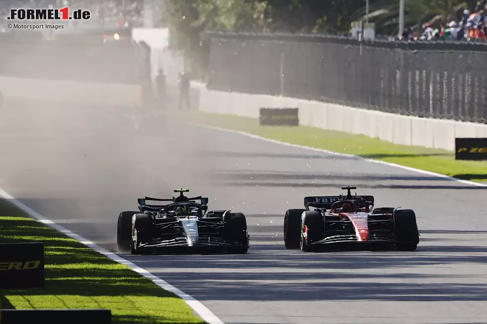 Mexiko:
Erneut auf der Pole, hatte Ferrari im Rennen Pech mit der roten Flagge, was die Strategie von Hamilton begünstigte. Allerdings hätte man beim Restart wie Mercedes auf die Mediums setzen sollen, da die harten Reifen zu langsam waren. Leclerc hätte Zweiter werden können, Sainz war zu langsam für das Podium.
Eingebüßte Punkte: 3 Foto zur News: Mexiko:
Erneut auf der Pole, hatte Ferrari im Rennen Pech mit der roten Flagge, was die Strategie von Hamilton begünstigte. Allerdings hätte man beim Restart wie Mercedes auf die Mediums setzen sollen, da die harten Reifen zu langsam waren. Leclerc hätte Zweiter werden können, Sainz war zu langsam für das Podium.
Eingebüßte Punkte: 3