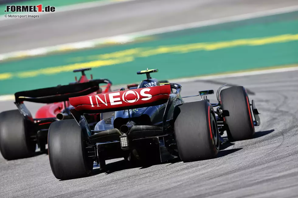 Bei all den verpassten Chancen hätte die Scuderia definitiv den zweiten Platz in der Team-WM 2023 klar für sich entscheiden können. Addiert man alle Szenarios der Fotostrecke, sind Ferrari 142 Punkte durch die Lappen gegangen, womit man insgesamt bei 548 Punkten gelandet wäre und damit 179 Zähler vor Mercedes liegen würde. Allerdings ... Foto zur News: Bei all den verpassten Chancen hätte die Scuderia definitiv den zweiten Platz in der Team-WM 2023 klar für sich entscheiden können. Addiert man alle Szenarios der Fotostrecke, sind Ferrari 142 Punkte durch die Lappen gegangen, womit man insgesamt bei 548 Punkten gelandet wäre und damit 179 Zähler vor Mercedes liegen würde. Allerdings ...