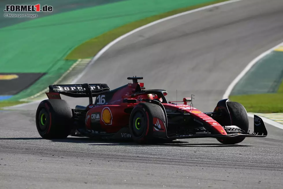 Brasilien:
Ein erneut starkes Qualifying mit P2 von Leclerc wird nicht mit Punkten belohnt. Mit einem mechanischen Versagen landete der SF-23 schon in der Einführungsrunde in der Bande. Leclercs starke Rennpace im Sprint lässt vermuten, dass er unter normalen Umständen Dritter geworden wäre.
Eingebüßte Punkte: 13 Foto zur News: Brasilien:
Ein erneut starkes Qualifying mit P2 von Leclerc wird nicht mit Punkten belohnt. Mit einem mechanischen Versagen landete der SF-23 schon in der Einführungsrunde in der Bande. Leclercs starke Rennpace im Sprint lässt vermuten, dass er unter normalen Umständen Dritter geworden wäre.
Eingebüßte Punkte: 13