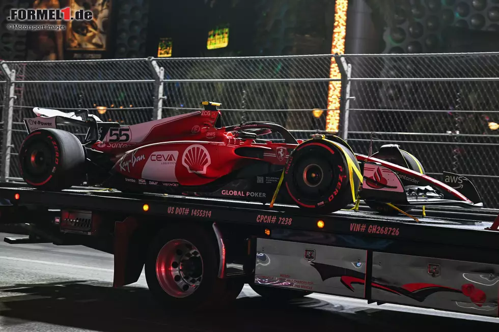 Las Vegas:
Der Gullydeckelvorfall im ersten Training hat Carlos Sainz eine große Chance am Sonntag verbaut, da nach dem Totalschaden infolge des Crashs Motorenkomponenten getauscht werden mussten, die zu einer 10-Plätze-Gridstrafe für den Spanier führten. Eigentlich ... Foto zur News: Las Vegas:
Der Gullydeckelvorfall im ersten Training hat Carlos Sainz eine große Chance am Sonntag verbaut, da nach dem Totalschaden infolge des Crashs Motorenkomponenten getauscht werden mussten, die zu einer 10-Plätze-Gridstrafe für den Spanier führten. Eigentlich ...