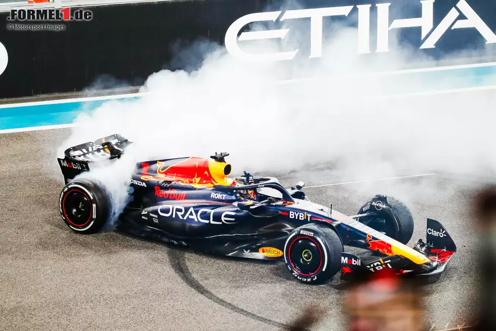 Max Verstappen (1): So ist der Weltmeister am Ende wieder einmal der einzige Fahrer, der von uns eine 1 bekommt. Minimale Abzüge kann man für den nicht optimalen Start geben, aber da hört es auch schon auf. Im Qualifying traute ihm nicht einmal Helmut Marko die Pole zu - und er holte sie trotzdem. Ein würdiger Saisonabschluss! Foto zur News: Max Verstappen (1): So ist der Weltmeister am Ende wieder einmal der einzige Fahrer, der von uns eine 1 bekommt. Minimale Abzüge kann man für den nicht optimalen Start geben, aber da hört es auch schon auf. Im Qualifying traute ihm nicht einmal Helmut Marko die Pole zu - und er holte sie trotzdem. Ein würdiger Saisonabschluss!