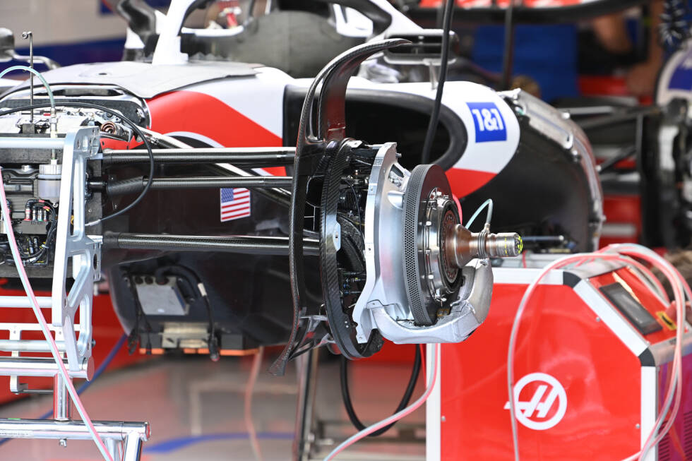 Foto zur News: Wie angesichts der engen Zusammenarbeit mit Ferrari nicht anders zu erwarten war, entschied sich Haas für eine konventionellere Anordnung, bei der die Bremsscheibe frei innerhalb der Haupttrommel liegt.
