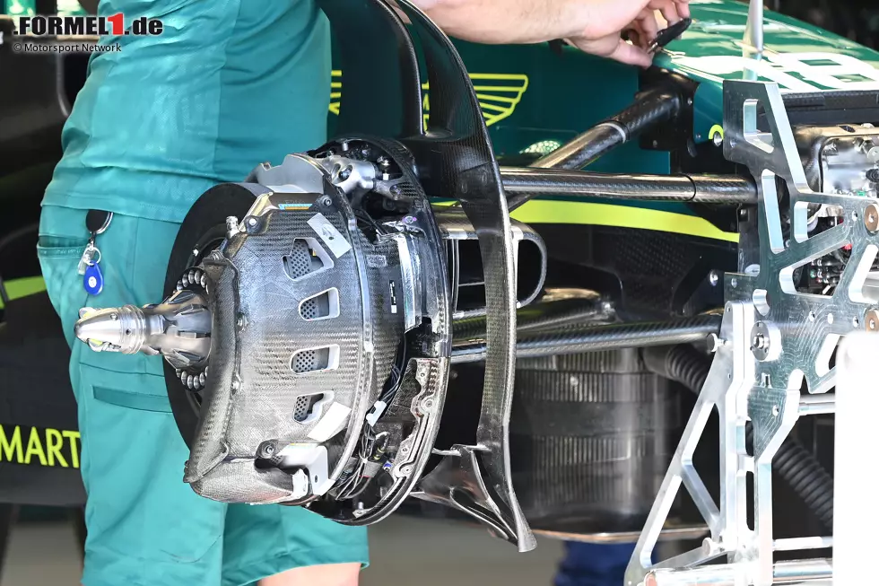 Wie Alpine hatte sich auch Aston Martin dafür entschieden, den Bremssattel vorne an der Bremsanlage in der Drei-Uhr-Position zu montieren. Und genau wie Alpine hatte auch der AMR22 Fenster im Bremssattelgehäuse, um die Wärme durchzulassen. Foto zur News: Wie Alpine hatte sich auch Aston Martin dafür entschieden, den Bremssattel vorne an der Bremsanlage in der Drei-Uhr-Position zu montieren. Und genau wie Alpine hatte auch der AMR22 Fenster im Bremssattelgehäuse, um die Wärme durchzulassen.