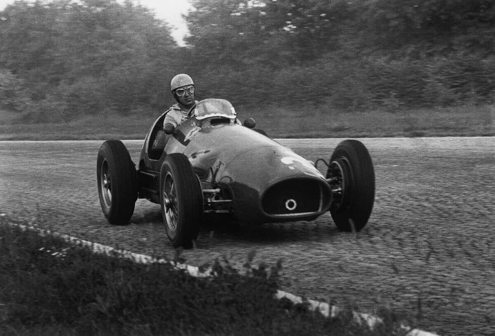 Foto zur News: ... für 1954 unterschreibt Ascari nach Gehaltsstreitigkeiten mit der Scuderia bei Lancia. Doch deren Auto ist zu Beginn der neuen Saison noch gar nicht fertig! Eine Titelverteidigung ist damit schon kein Thema mehr und bis zu seinem Tod im Jahr 1955 beendet Ascari kein einziges Formel-1-Rennen mehr.