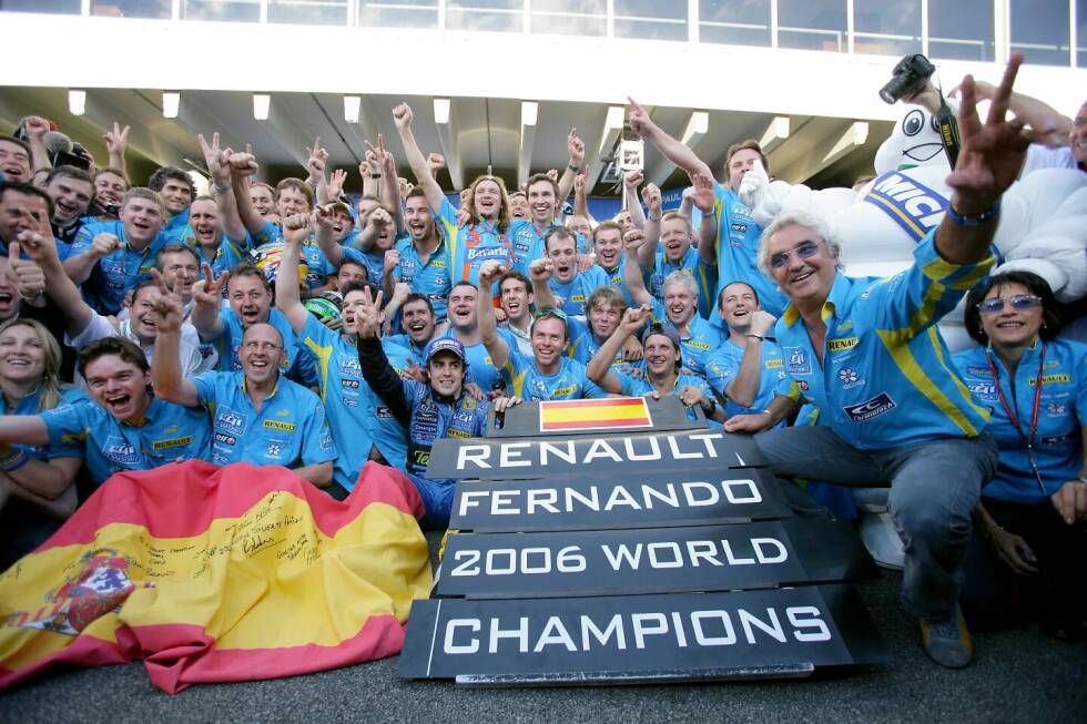 Foto zur News: Fernando Alonso: 2005 und 2006 wird der Spanier mit Renault zweimal Weltmeister. Auch bei ihm bedeutet ein Teamwechsel gleichzeitig das Ende der WM-Serie, 2007 geht er für McLaren an den Start. Anders als Schumacher bei Ferrari hat er dort zwar auch gleich ein schnelles Auto, aber ...