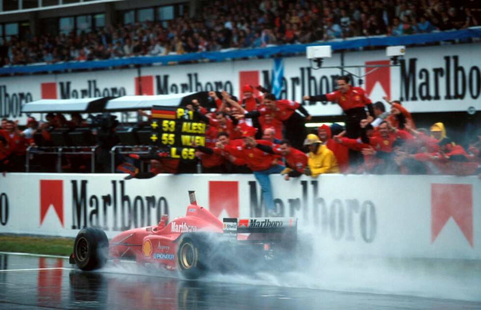Foto zur News: Schumacher fällt in zwei der ersten drei Rennen aus und wird am Ende WM-Dritter. Seine Aufbauarbeit zahlt sich jedoch aus: Schon ab 1997 ist Ferrari regelmäßig WM-Kandidat, zwischen 2000 und 2004 gewinnt der Deutsche fünf WM-Titel in Folge. Bis heute eine einmalige Serie.
